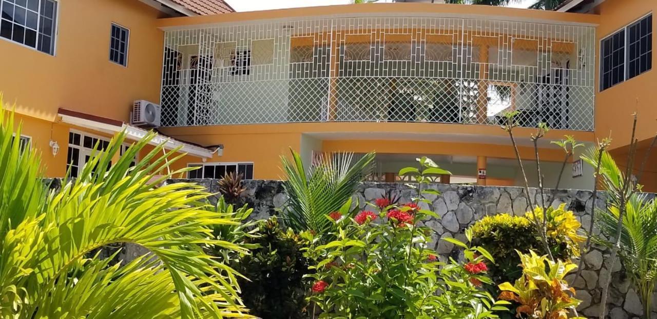 Chaudhry Holiday House Montego Bay Exterior photo